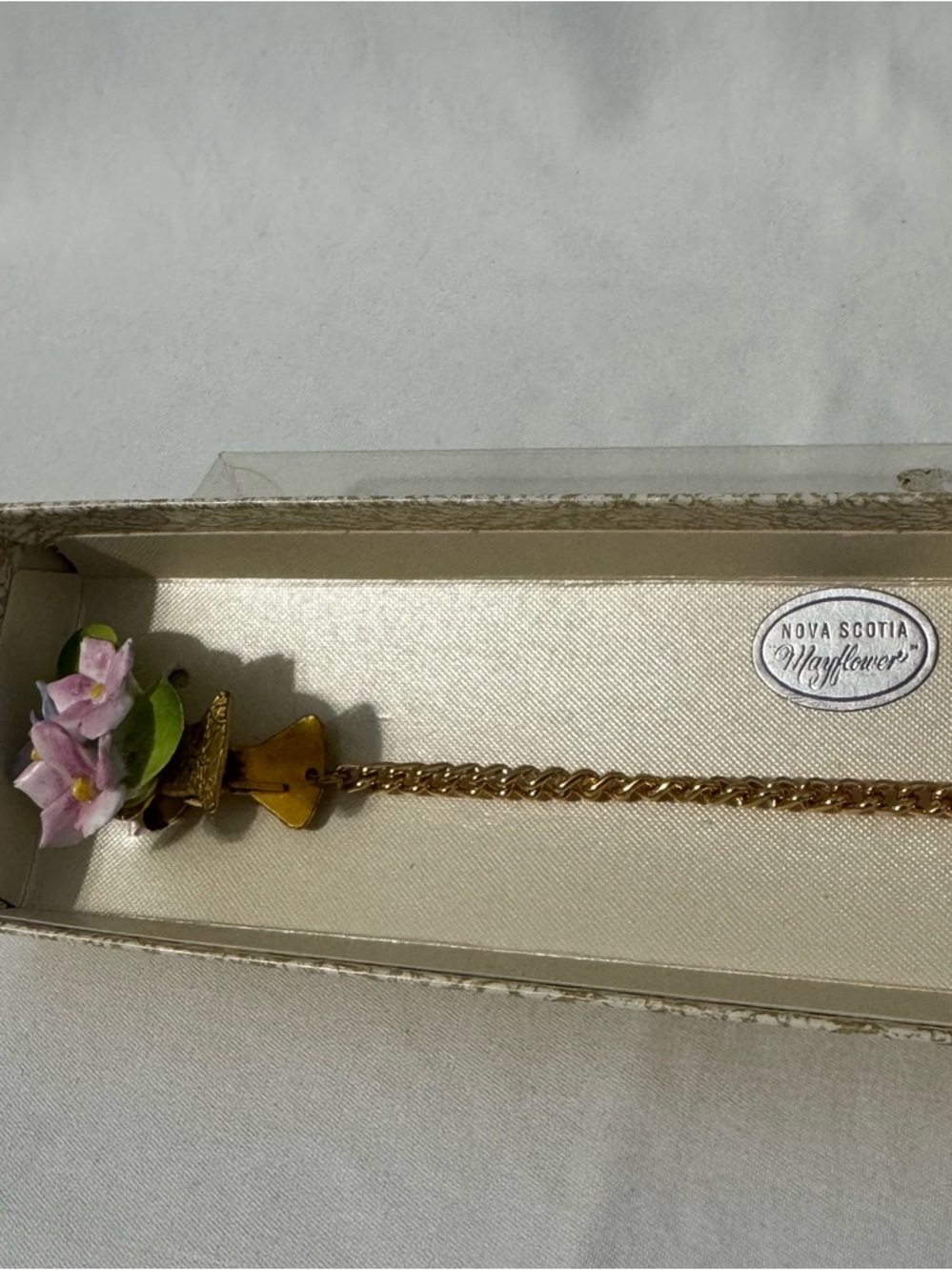 Vintage Sweater Clip Pink Porcelain Flowers Mayflower Nova Scotia NIB - Picture 3 of 4